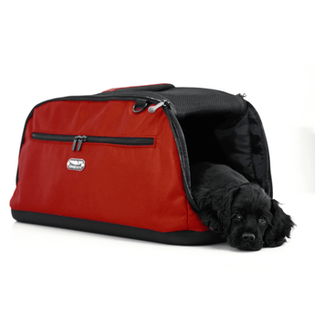 Hond in de Sleepypod Air 2 Strawberry Red reistas