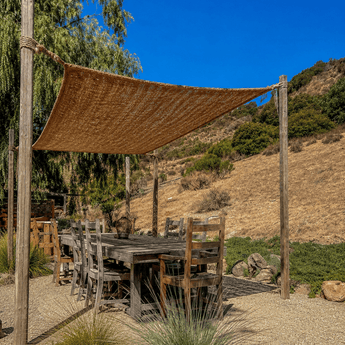 Ibiza-stijl terras met kokos schaduwdoek en houten tafel