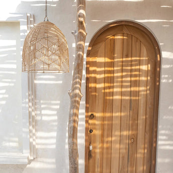 Rotan hanglamp in Ibiza-stijl in een licht interieur