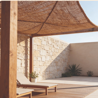 Natürliches Sonnensegel aus Kokosfaser im Ibiza-Stil über mediterraner Terrasse – Coco Shade
Nahaufnahme der offenen Webstruktur des Kokosfaser-Sonnensegels mit 1-cm-Masche
Dreieckiges Kokosfaser-Sonnensegel am Strand gespannt, Boho-Stil
Edelstahl-Kausche an der Ecke eines natürlichen Kokosfaser-Sonnensegels